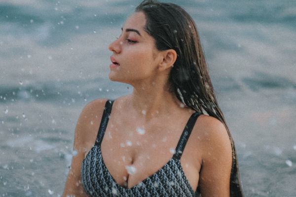Simran Kaur Brings Sporty Resort Style to a Bold Coastal Fashion Moment