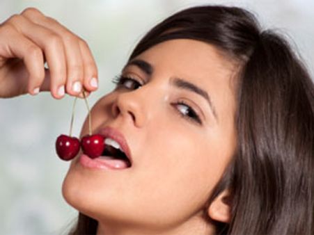 Try These Sensual Gestures To Attract A Man!