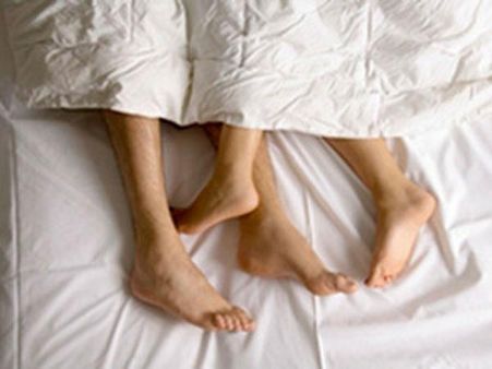 सेक्स के वक्त यदि महिलाएं 'यह' करें तो चरम सुख देते हैं पुरुष