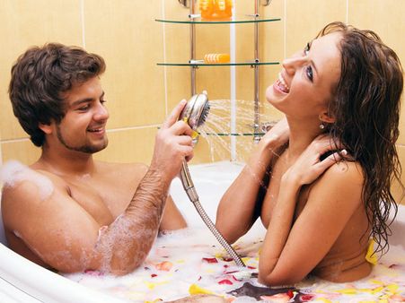 इस गर्मी बाथरूम में कीजिये सेक्स 