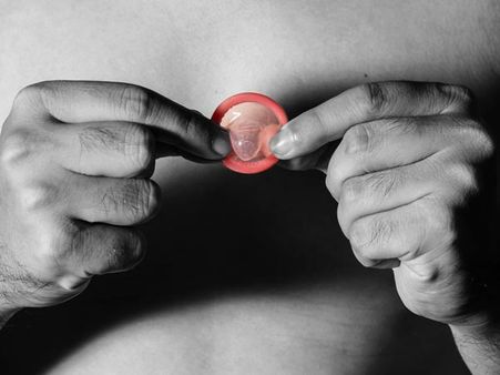 नहीं रखा इन बातों का ध्यान तो कंडोम लगाने के बावजूद हो सकती है प्रेग्नेंसी