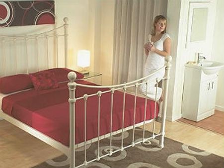 ಸೆಕ್ಸ್ ಏರಿಳಿತಗಳಲ್ಲಿ ಉತ್ತುಂಗಕ್ಕೆ ಜಾರುವ 40ರ ಆಟ 