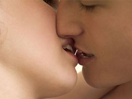 കുളിരുളള ചുണ്ടില്‍ ചൂടുളള ചുംബനം...