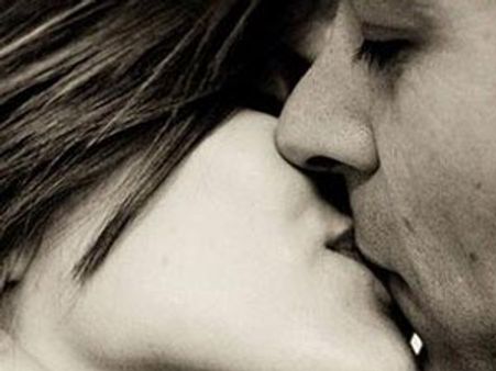  കുളിരുളള ചുണ്ടില്‍ ചൂടുളള ചുംബനം...   