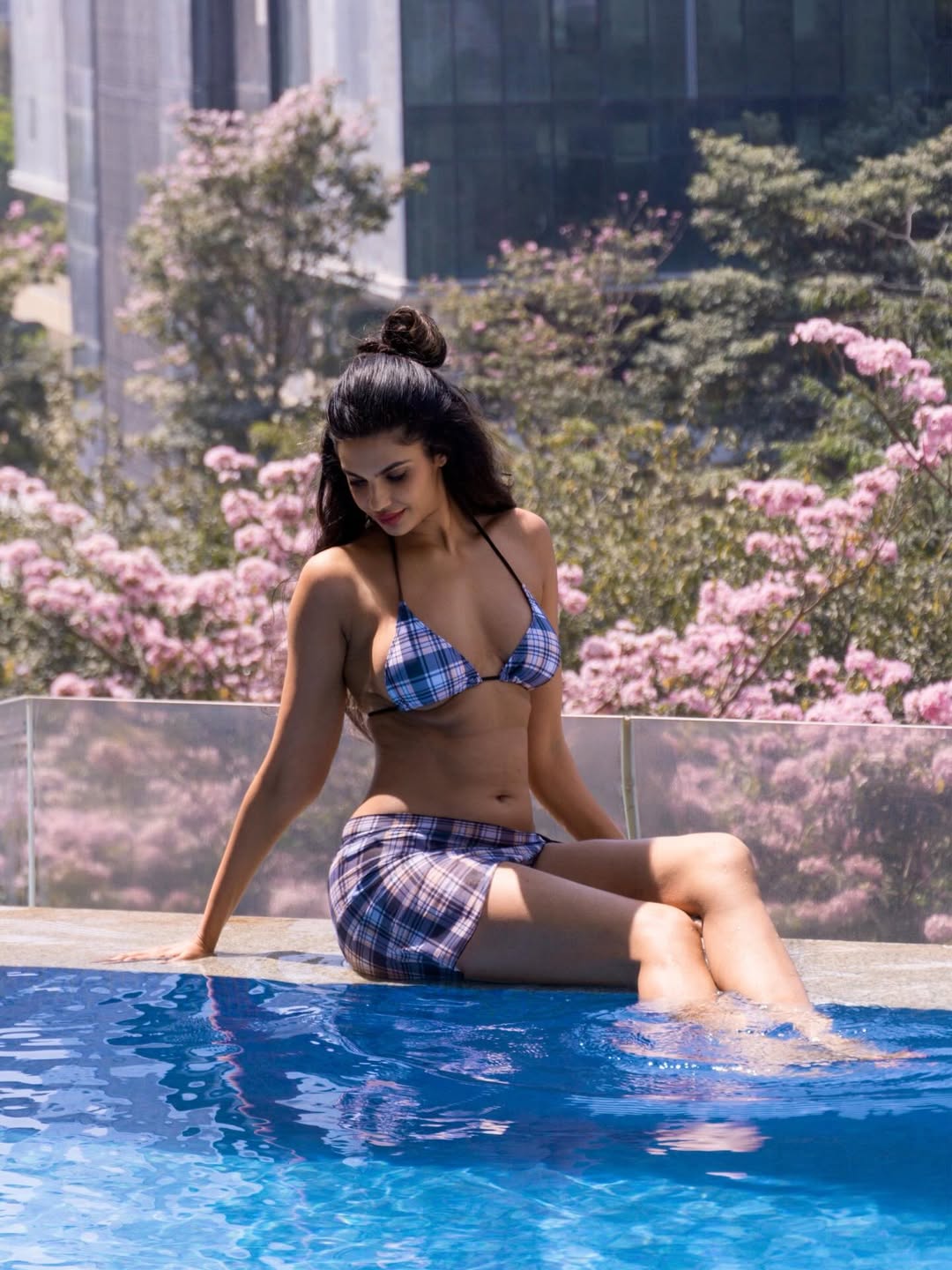 Look & Outfit: A Bold Plaid Statement