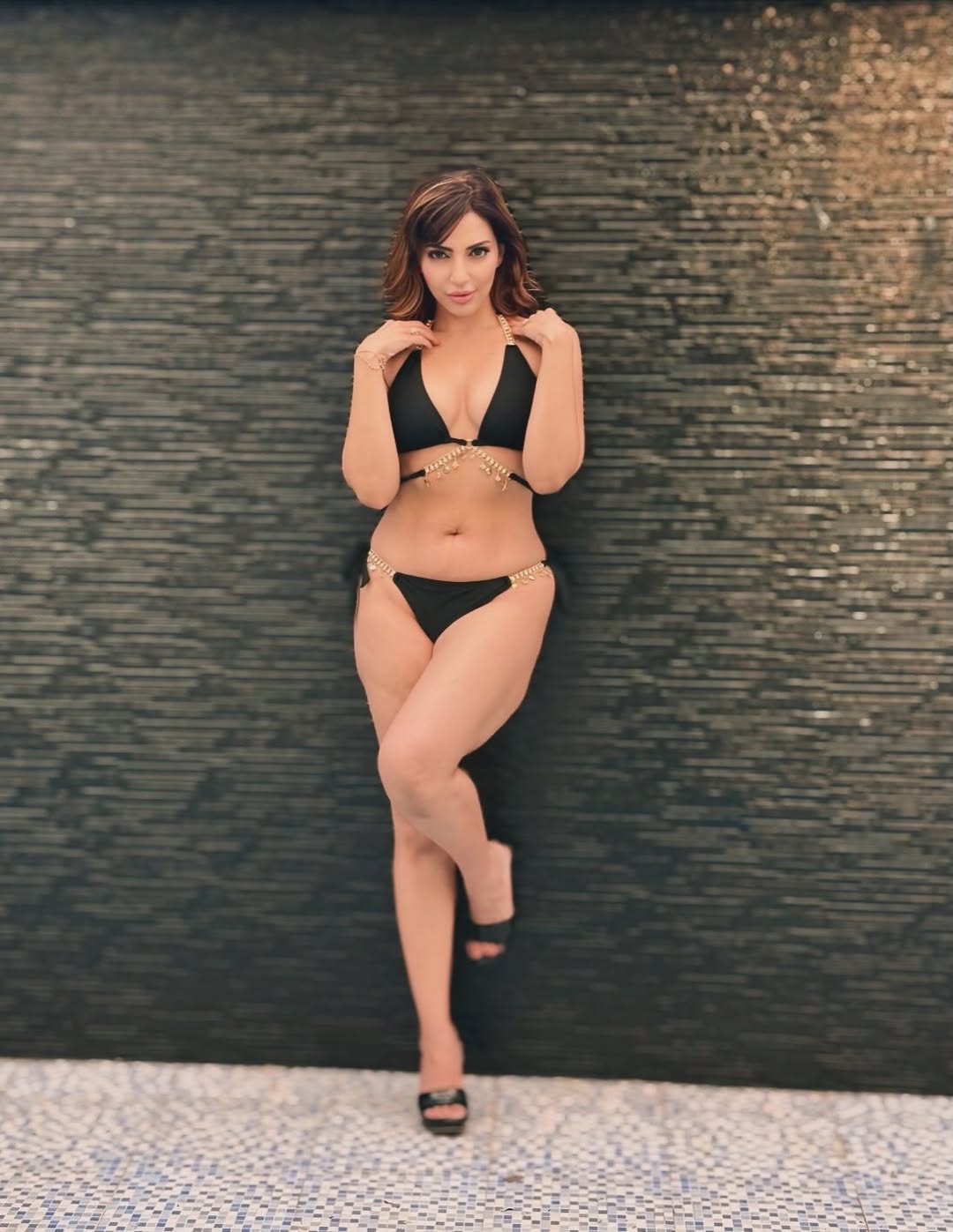 The Look & Outfit: Black with a Golden Edge