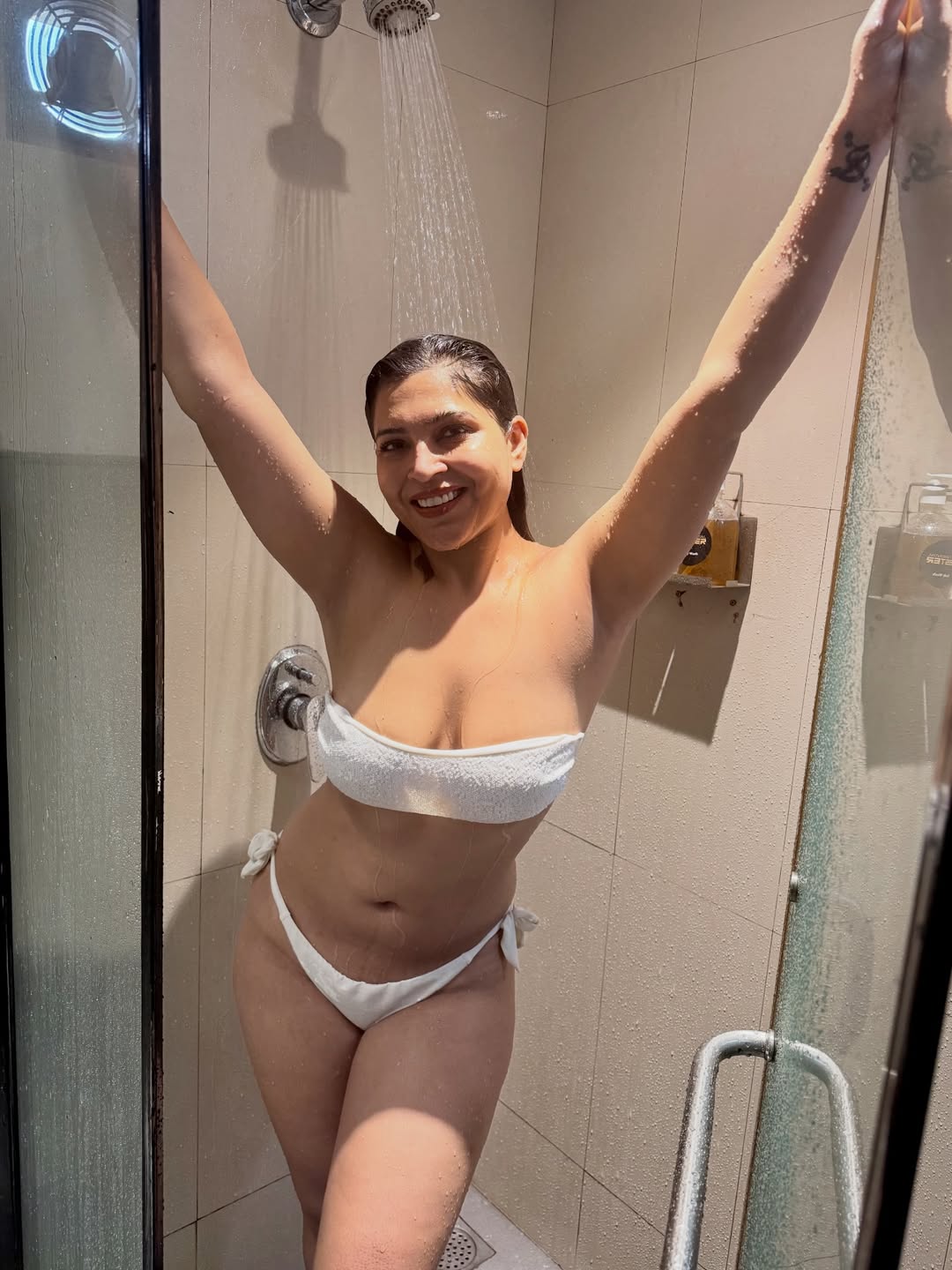 A Look That Blends Simplicity with Sensual Glam