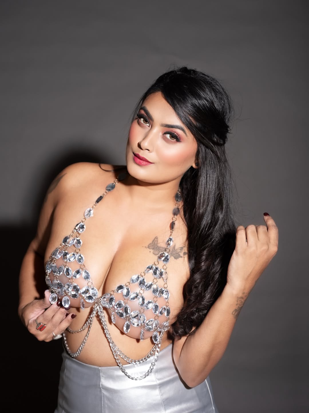 A Striking Metallic Look That Demands Attention