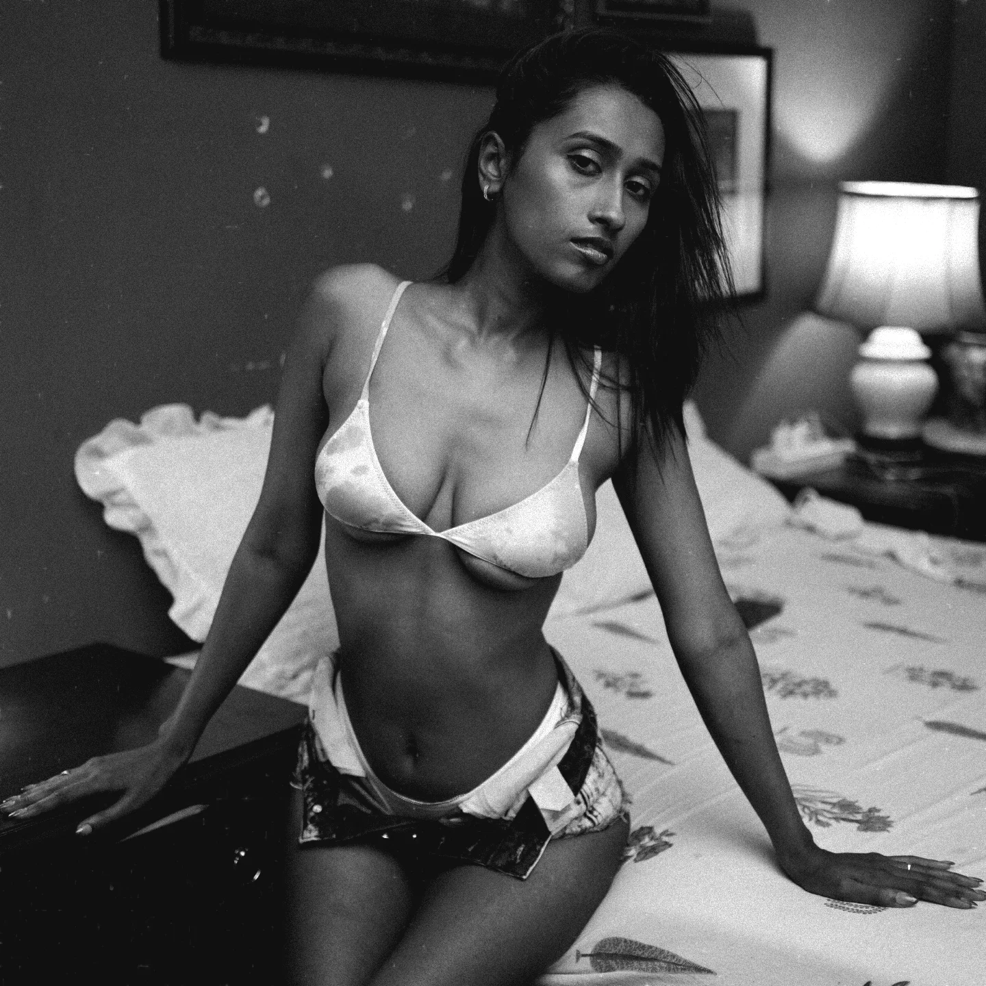 Black-And-White Frames Bring Retro Glam Energy