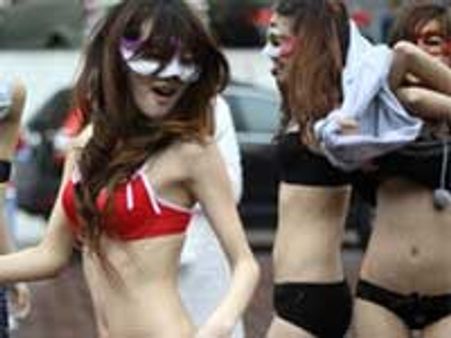 கணவரைத் தேட உள்ளாடைகளுடன் தெருவில் ஆடிப் பாடிய சீனப் பெண்கள்