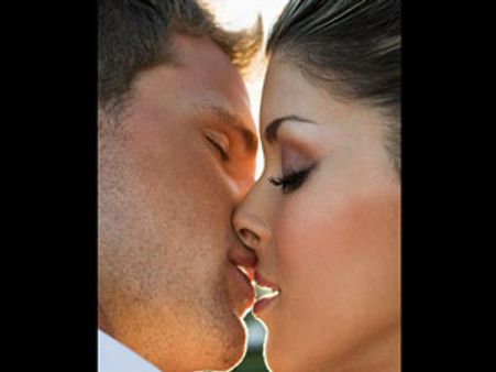 உறவை பலப்படுத்தும் முத்தம்!