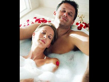 சுடுநீர் பாத்டப்பில் உறவு கொண்டால் ஆணுறை தேவையில்லையா?