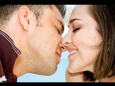 நீண்ட ஆயுள் வேணுமா முத்தம் கொடுங்க: ஆய்வில் தகவல்