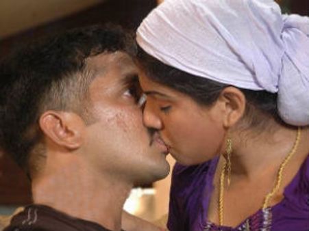 கண்களை மூடி காதலுடன் உதட்டில் முத்தமிடுங்கள்!