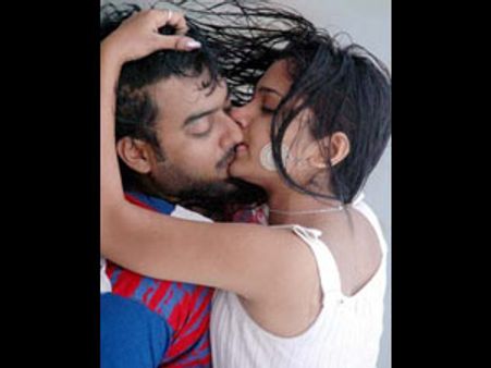 முதல் முத்தம் எப்படி இருக்கணும் தெரியுமா?