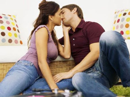 உங்கள் துணையை மூடுக்கு கொண்டு வரணுமா? இதப்படிங்க!