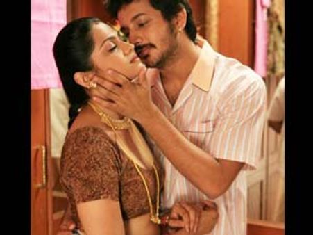 பொண்டாட்டிக்கு பிடிச்சா மாதிரி நடந்துக்கோங்க!