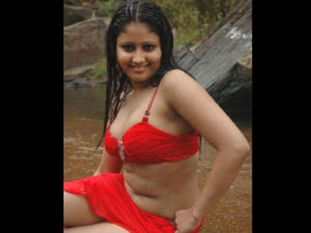 கவர்ச்சி உடை கன்னியர்களை பார்க்காதீங்க! ஆண்மைக்கு ஆபத்து!!