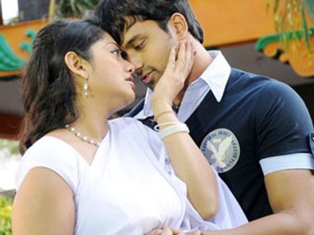 பதினாறு வயசில 3 பாட்னர்: ஆய்வில் அதிர்ச்சி!