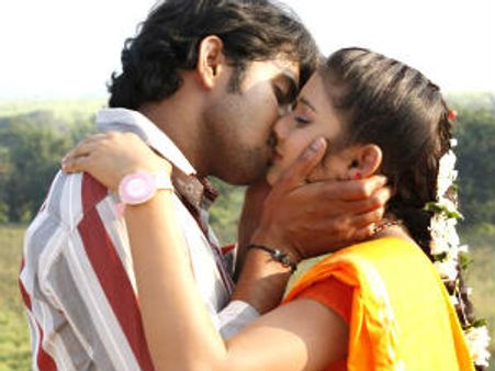 உதடுகள் தயார் என்றால் போர்களைத் தொடங்கி விட வேண்டியதுதானே...