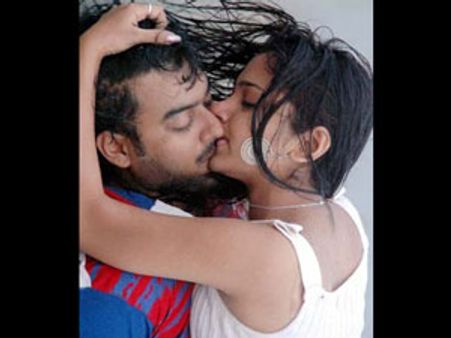 ரொமான்ஸின் முதல் வெற்றி எது தெரியுமா...?