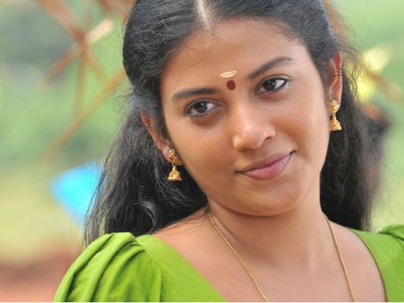 மூக்குத்தி பூமேலே...!