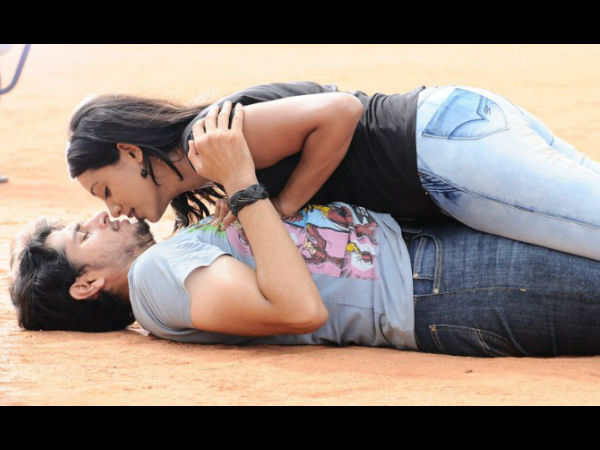 கடற்கரை மணலில் கலவி