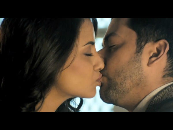 கீழுதட்டைக் கடித்து .. அப்படியே காது மடலில்