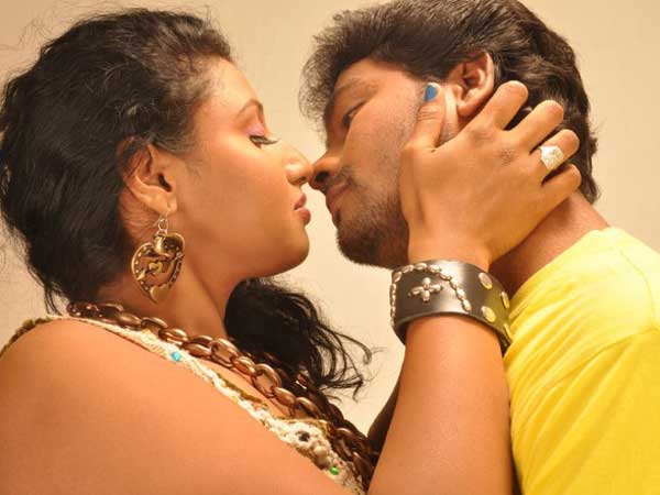 உதடு கூட குளிருதே….