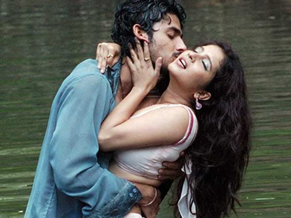 அங்கெல்லாம் துவள வேண்டும்