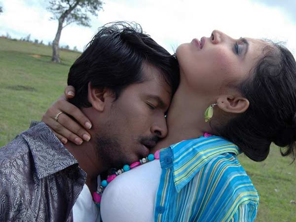 பளிங்குத் தொண்டையில் இச் இச்....