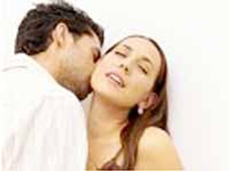 కామసూత్ర- కొత్త దంపతుల కౌగిలింతలు