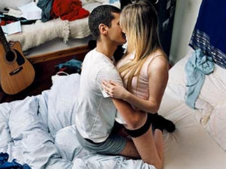 వావ్... ! కండోమ్ పెట్టేది కూడా పురుషుడే!