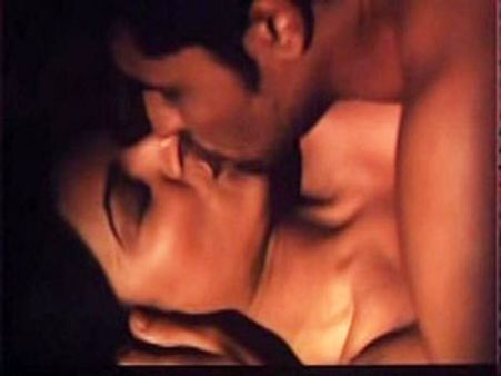 ముద్దులో ముంచెత్తు...పక్కలో పంచెత్తు?