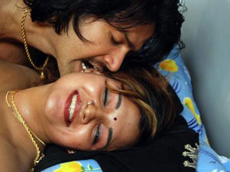 పంటి పీకుడు....పెదవి చీకుడు!