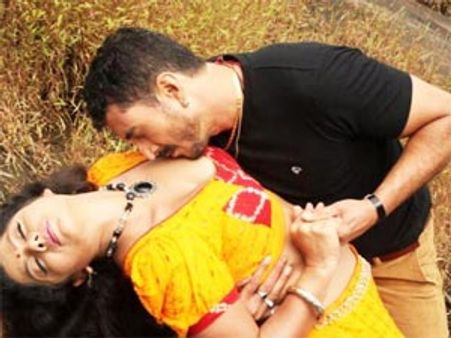 పొంగే పరువాలు - పడకలపై రాగాలు!