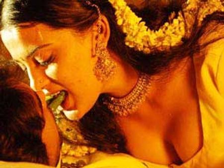 అతని కళ్లు వక్షోజాలపైనే, ఎందుకు?