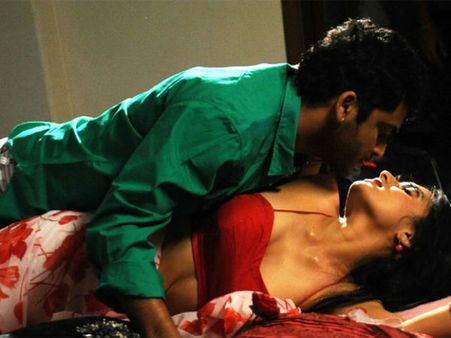 పిక్చర్స్: పడకపై ఆమెకు ప్రత్యేకంగా ఇలా..