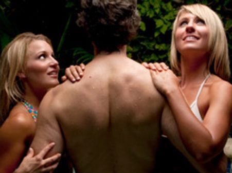  కలిసి ‘సెక్స్’ బొమ్మలు చూసేస్తున్నారు..?