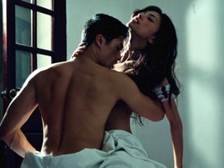 ముట్టుకుంటే ముద్దు - పట్టుకుంటే పడక!