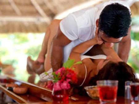 ముద్దిచ్చే పెదవి....పడి లేచే పడతి! 