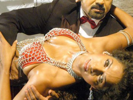 మొదటి చూపులో... హాట్ హాట్.....!