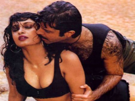 పడకలో పేలుళ్ళు....పడతికి వినోదాలు!