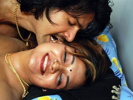 ముద్దుగుమ్మకు ముద్దెడితే చాలు.... ఫ్లాట్!