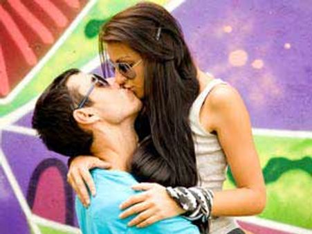 ఆమె పెదవుల వేడి తాకిందంటే...