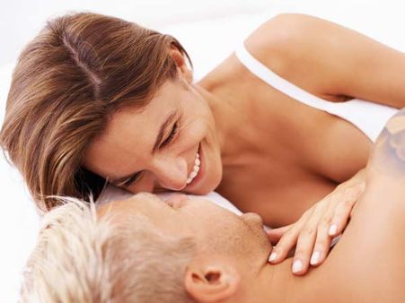 ఆమె హొయలకు అతను ఫ్లాట్