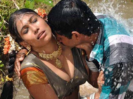 బరువైన రొమ్ములపైనే మగాడికి మోజు