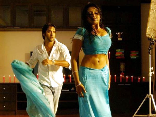  పిక్చర్స్: కామోద్రేకం బుస కొట్టేలా..?