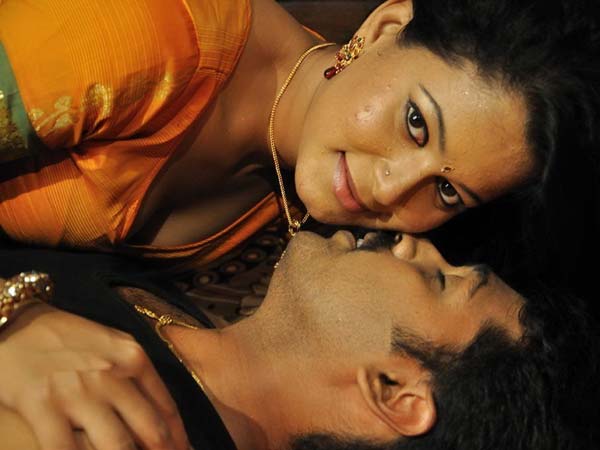 పెదవులను పెదవులతో మూసేస్తే..