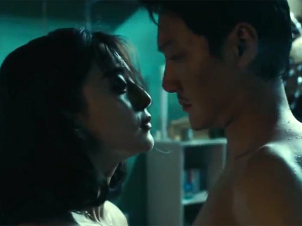 గోళ్లతో చిలిపిగా..